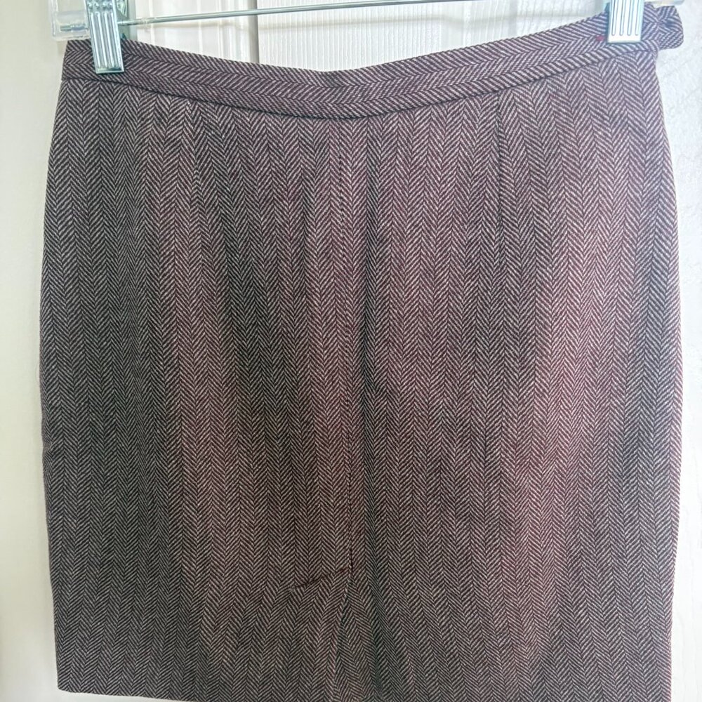 Woman skirt by Joseph, London. Medium.